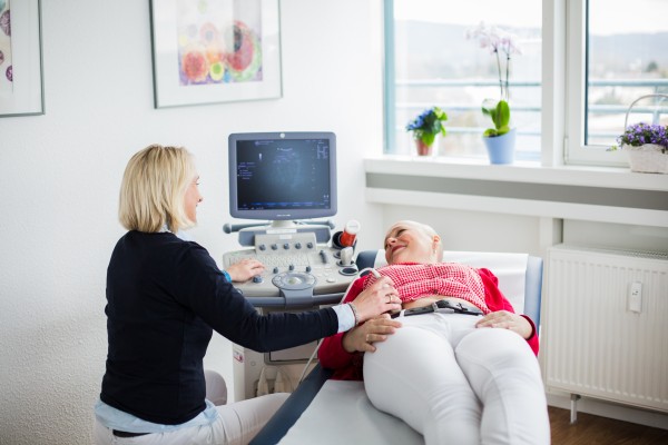 Dr. Lahaye mit einer Patientin beim Ultraschall