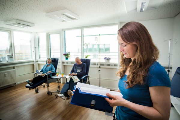 Mitarbeiter in der Praxis prüft die Patientenakte